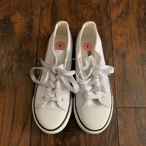 White sneakers size 4